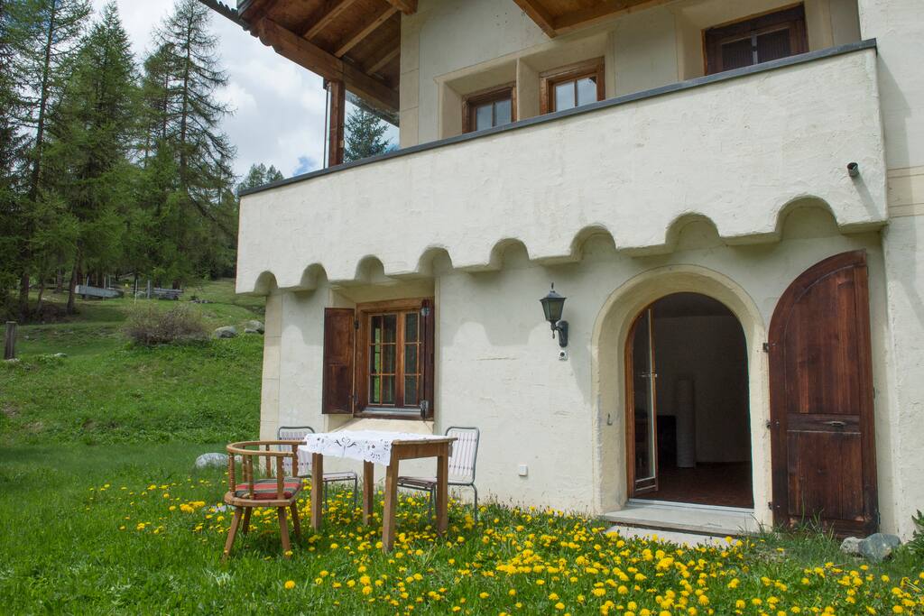Sitzplatz der Parterrewohnung im Zweifamilienhaus