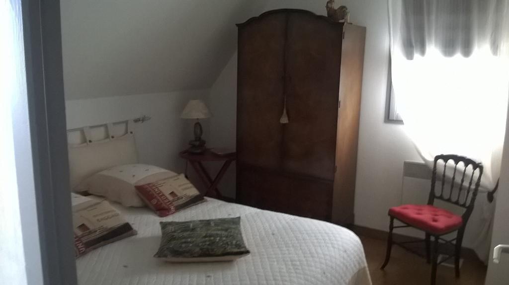 Une des 4 chambres à  l'étage avec lit double neuf marque Treca, haut de gamme 160/200