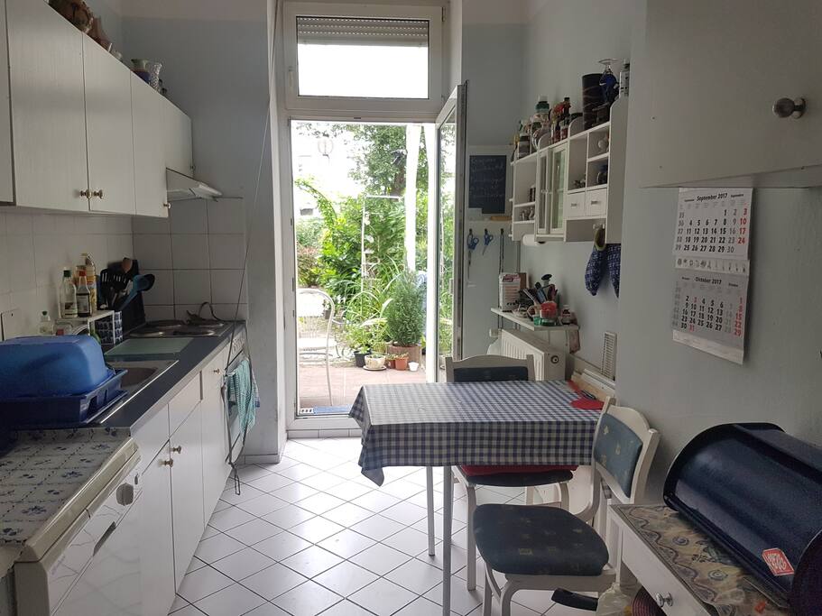 Nutzbare Küche, Eingang zum "Garten" im Hof