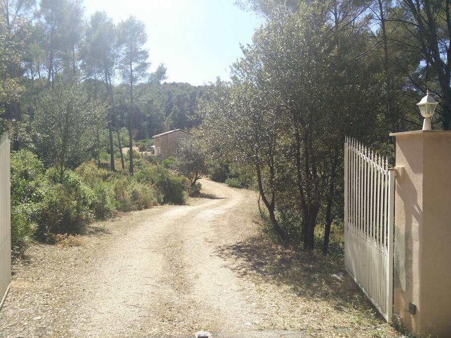 Entrée privée par portail motorisé