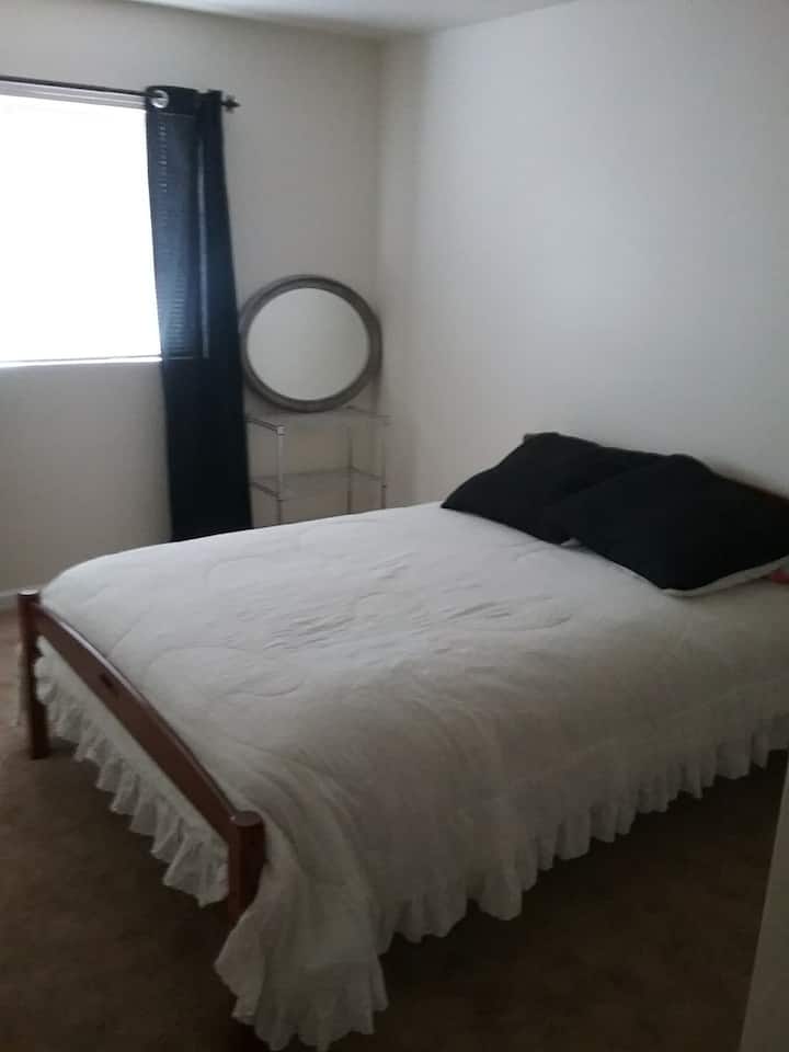 配备42英寸电视和独立卫生间的主卧室 