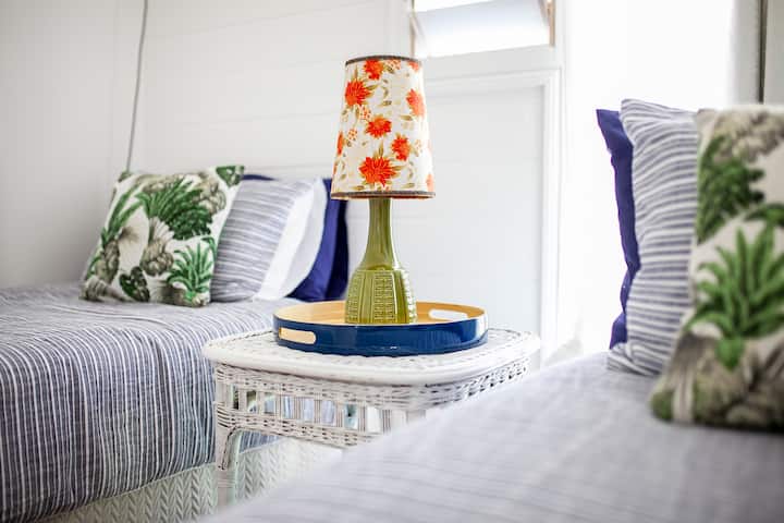 Единичните легла могат да се свържат, за да оправят суперголямо двойно легло.