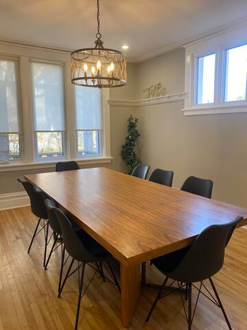 5bdrm Sauna/Hottub/Arcades/Close to DT and Beach gallery image 3