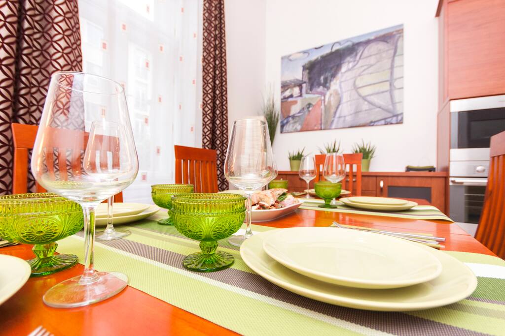 SPACIOUS WELL EQUIPPED KITCHEN (DINING AREA FOR 6 GUESTS)