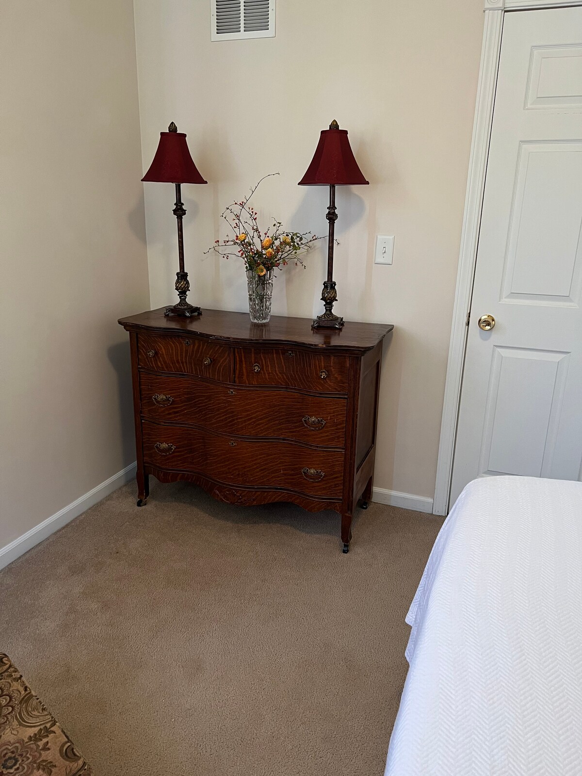 Queen ‑ ის ზომის საწოლი და კომოდი საძინებელში № 3 ‑ დან მე ‑ 2 აბაზანა-ტუალეტამდე 