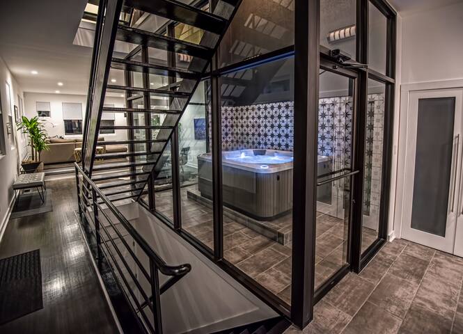 INDOOR HOT TUB- MASSIVE LUXURY HOME- GATED PARKING 【 JAN 2022 】 Baltimore,  Maryland (MD), USA (4 Bedrooms, 2 Bathrooms)