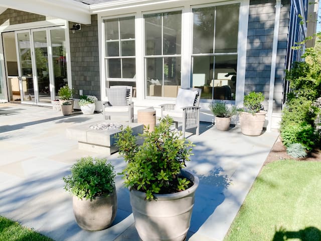 Luxury family home steps from the ocean gallery image 4