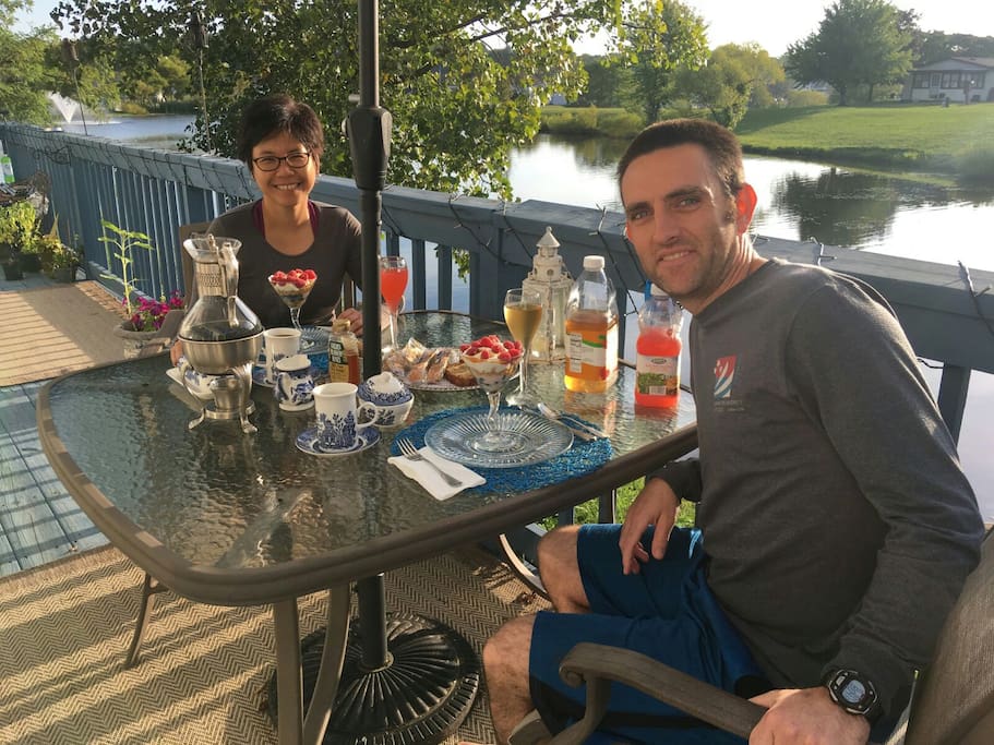 Guests enjoying their continental breakfast on the lake.