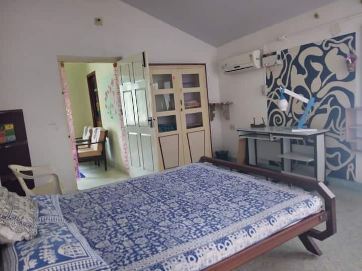 спална соба која води до малата  приватна дневна соба