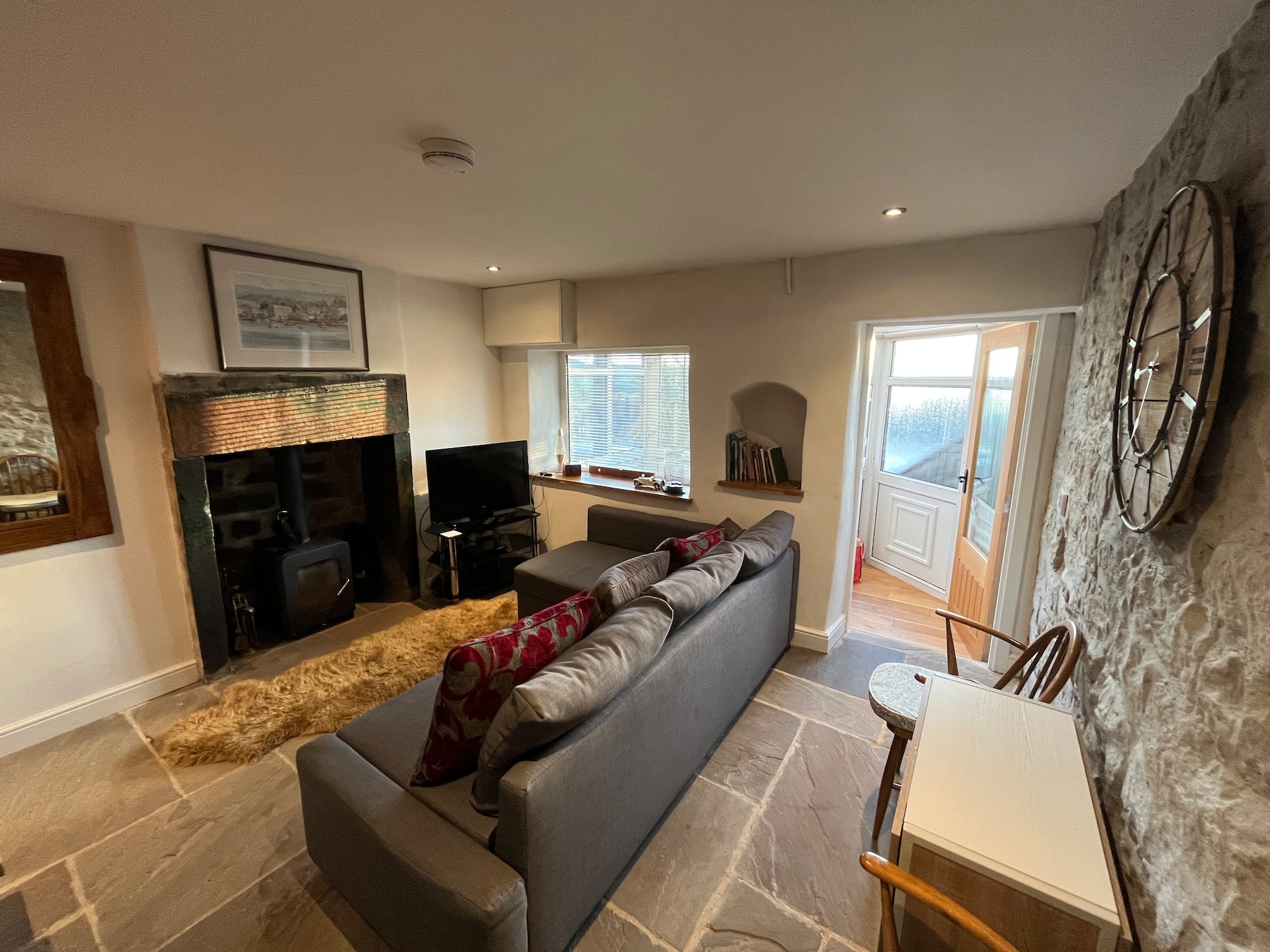 Entire 1 bed cottage, a traditional & modern home.
