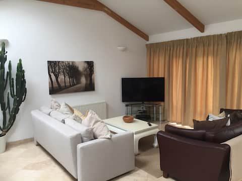 Top Airbnb: The Coach House in Roath