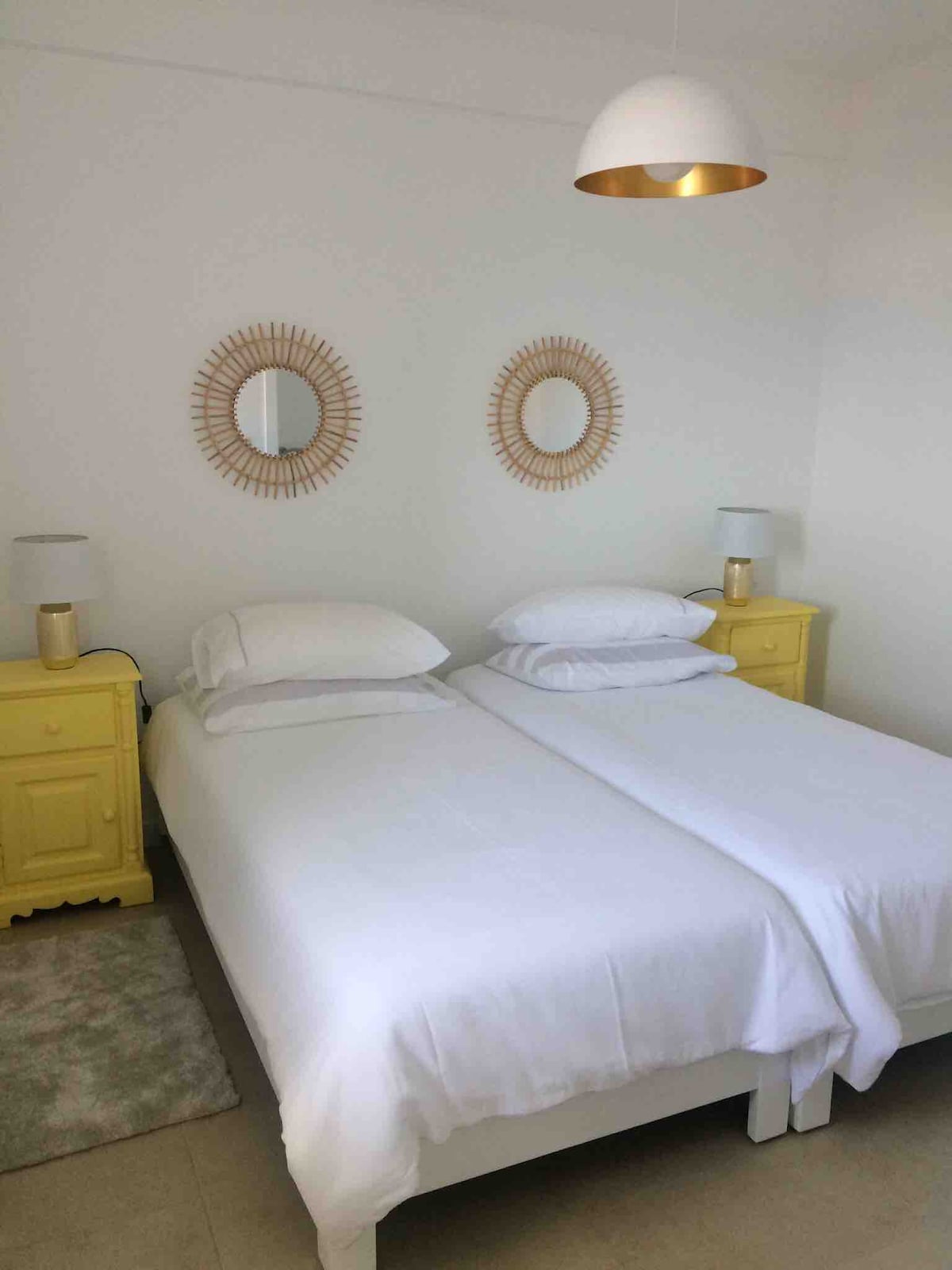 Dezelfde kamer met dagverlichting. 