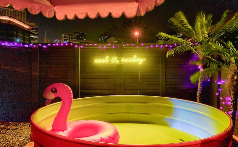 New Luxe-Walk To Broadway! 13 Beds|Hot Tub/Pool! gallery image 3