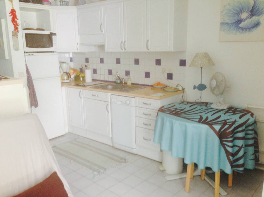 cuisine équipée tout confort lave vaisselle /lave linge/nespresso
