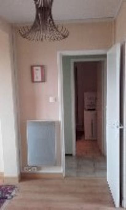 Entrée et dans le fond salle de bains