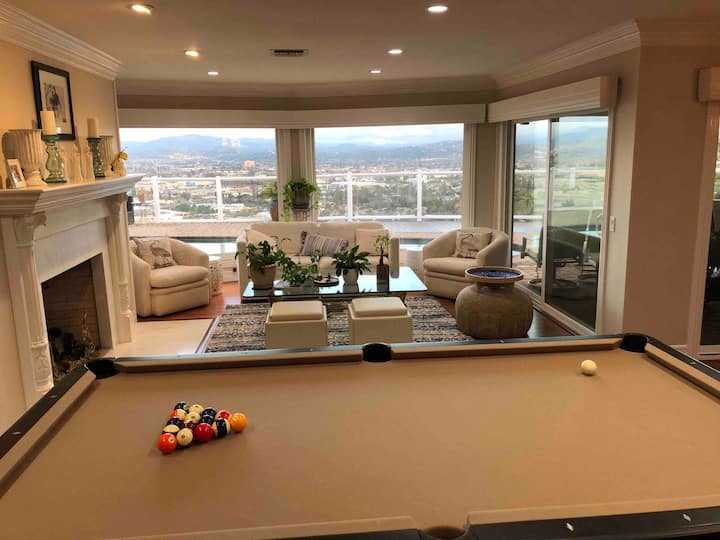 C'è qualcuno che vuole giocare a biliardo?