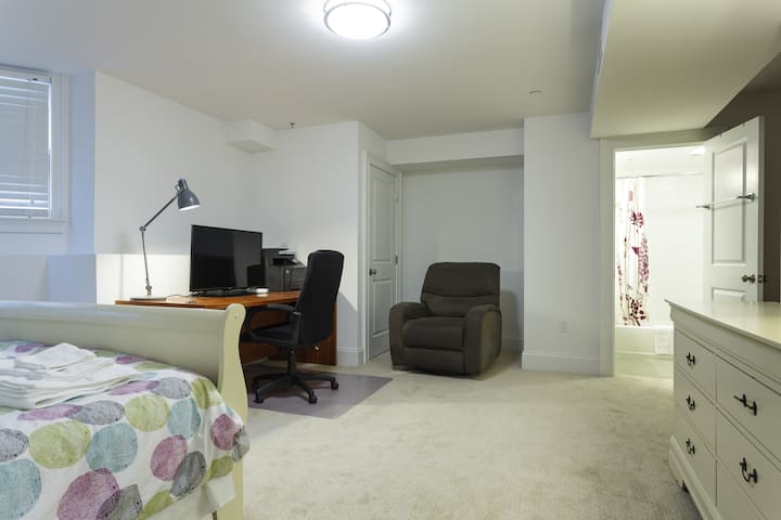 Приватна спална соба на ниво на градина: брачен кревет (широк 150-179 см), големо биро со печатач и комплетна сопствена бања.