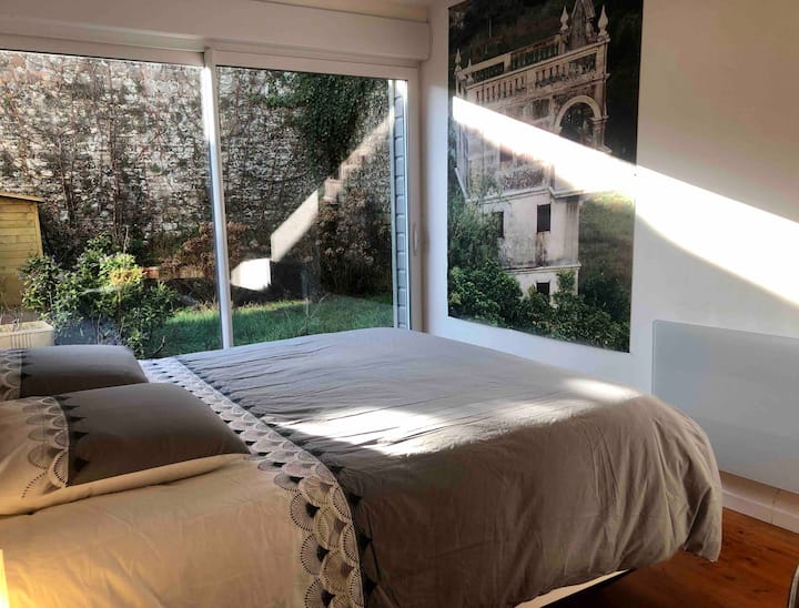 Бяла спалня.  
Приземен етаж.  
Голямо двойно легло (180x200) с изглед към градината. 
Работна маса. 
Идеална за хора с увреждания. 
Самостоятелна италианска душ стая. 