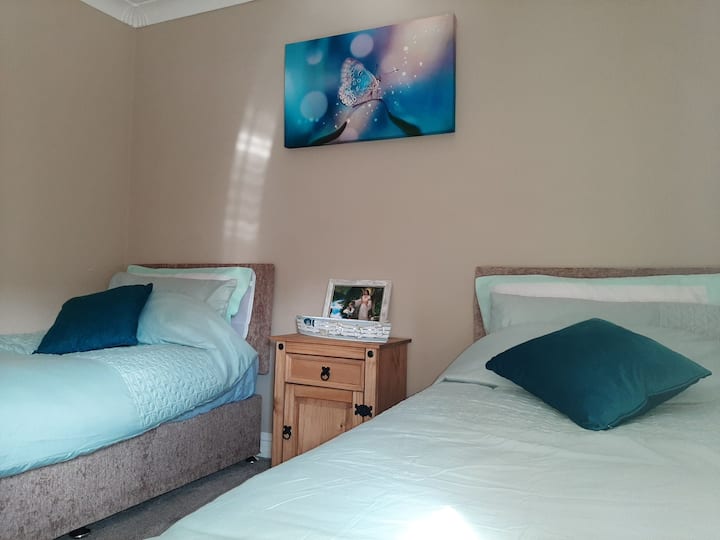 Стая със синя пеперуда, 2 единични легла