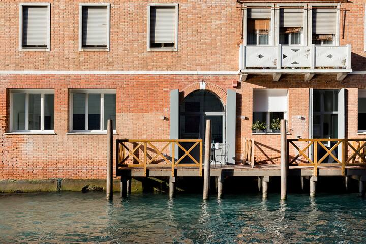 Stunning Luxury Loft, with Private Terrace on Canal gallery image 5