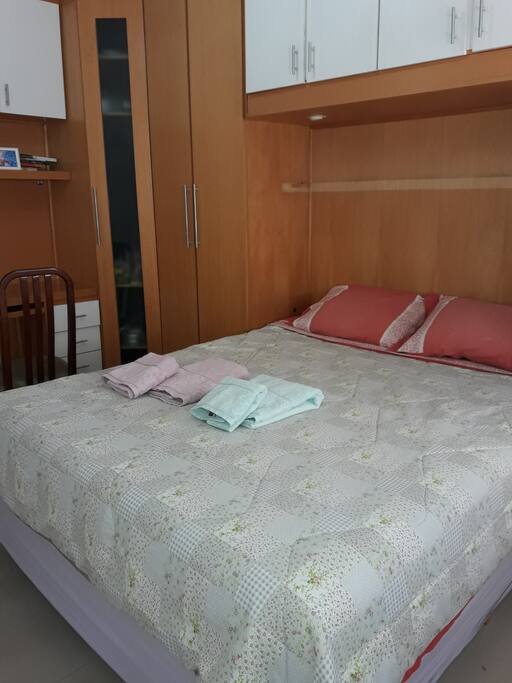 Cama Queen + Estação de trabalho e estudos.