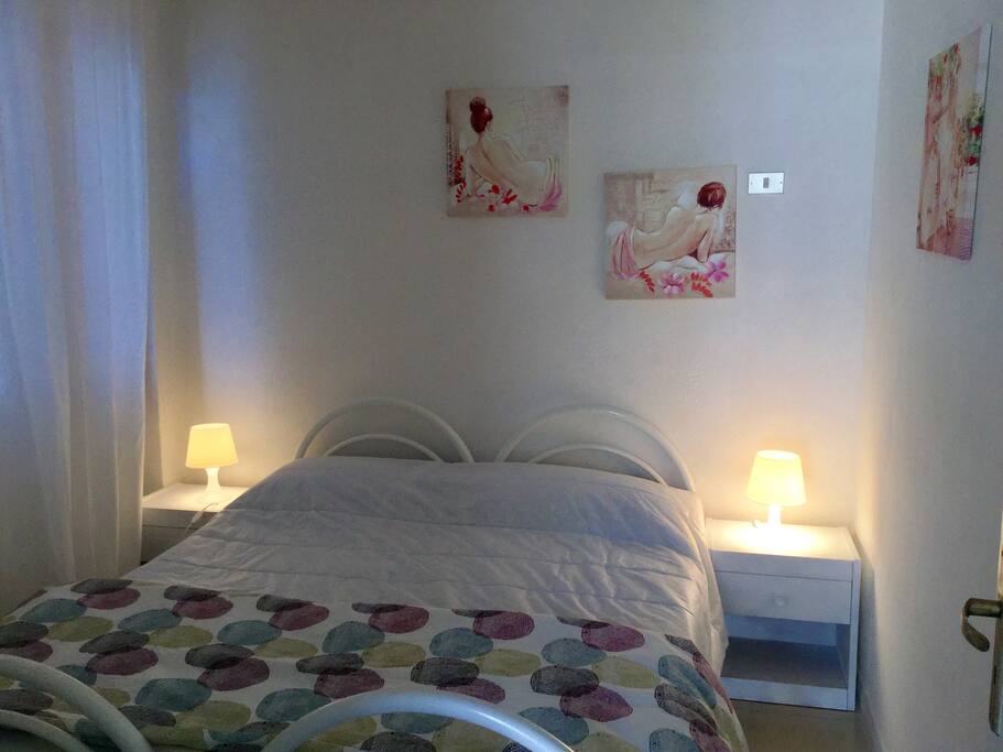 Room with a double bed