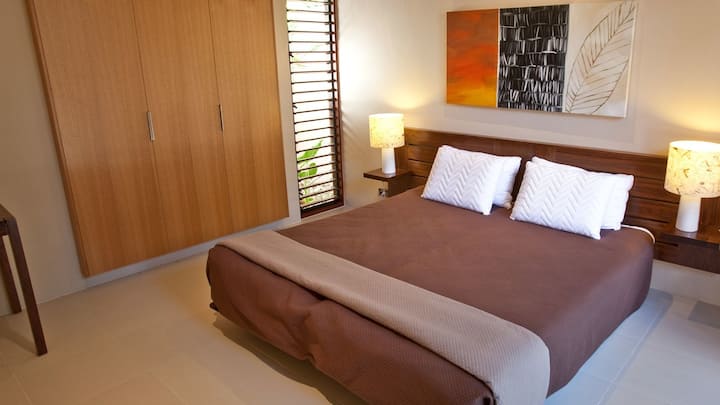 Spálňa č.3 môže byť nastavená ako manželská posteľ alebo 2 jednolôžka.

Sundaram at Amalè

Luxusná vila Niramaya s tromi spálňami v Port Douglas

Plne samostatné bývanie so súkromným bazénom