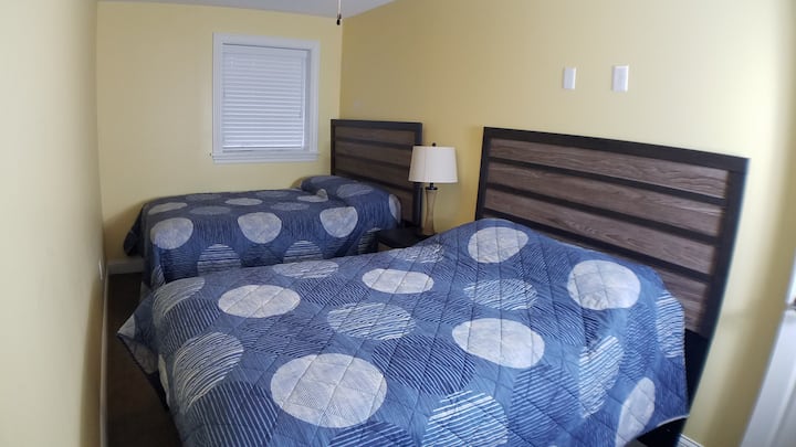 Dormitorio Arriba
- Se proporcionarán sábanas y fundas de almohada. 
- También hay almohadas y edredones en las camas.