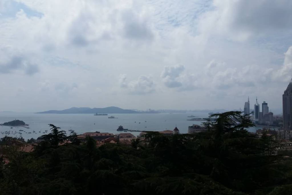 房间的50米范围内的观海山公园,饱览青岛沿海风情。心情开阔。
