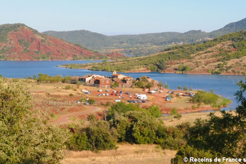 Village de celles, lac du Salagou!