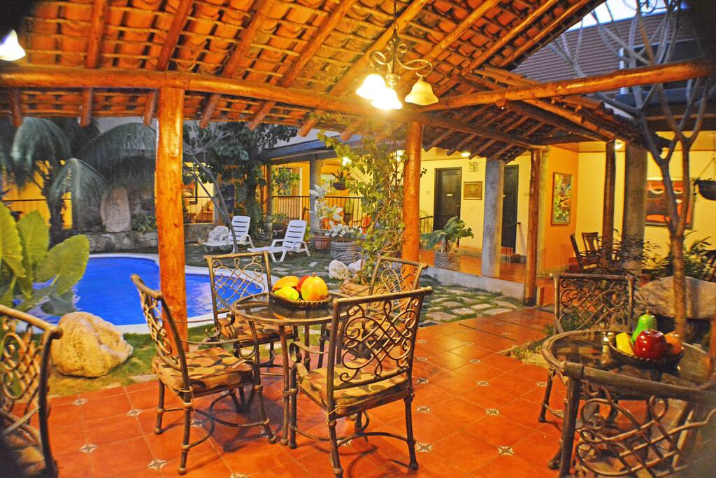 Area de desayunos frente con vista a la piscina