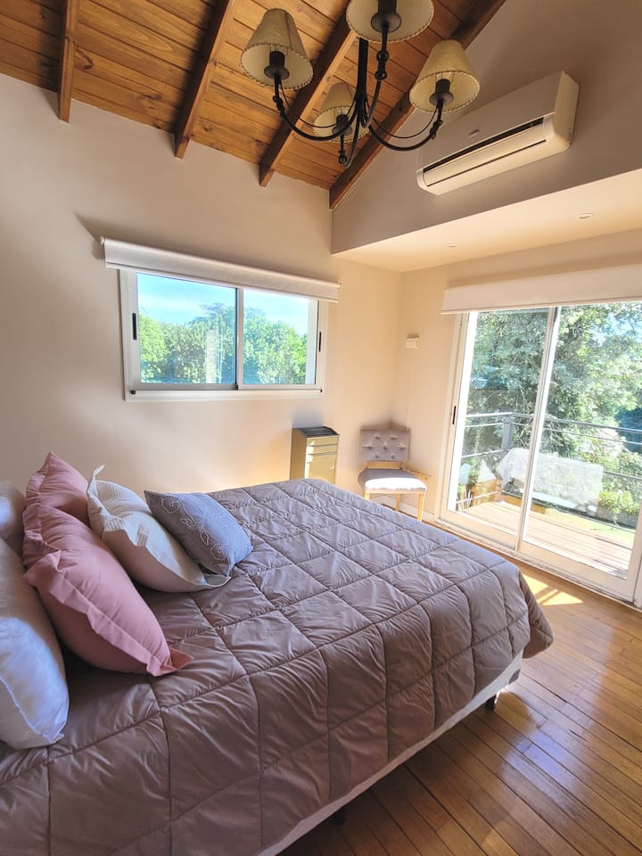 楼上主卧配有出口阳台和标准双人床尺寸的侍酒师⚜️。