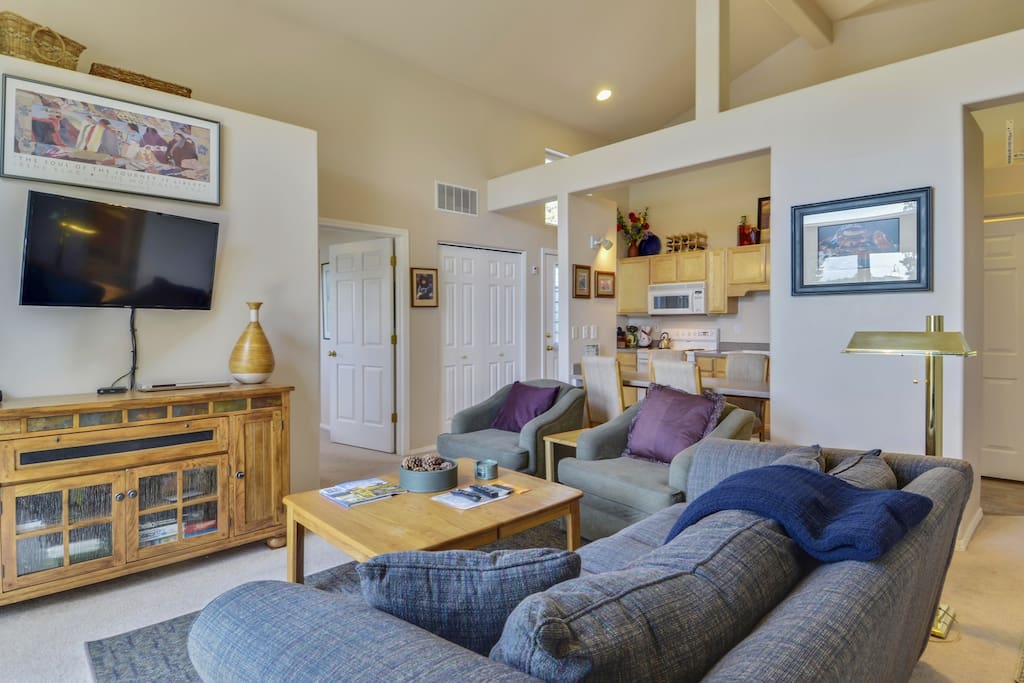 Couch,Furniture,Art,Indoors,Room