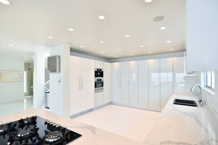 Oceanfront Celebrity gallery image 3