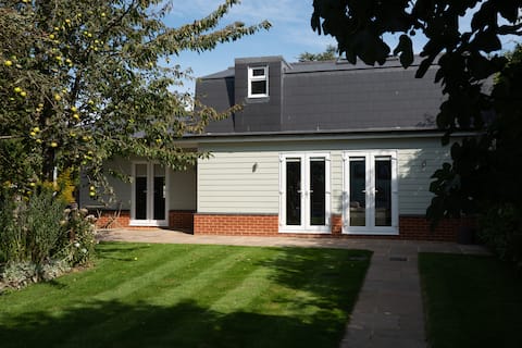 Successful Airbnb property: Stunning 2 bedroom garden villa in Cambridge in Great Shelford