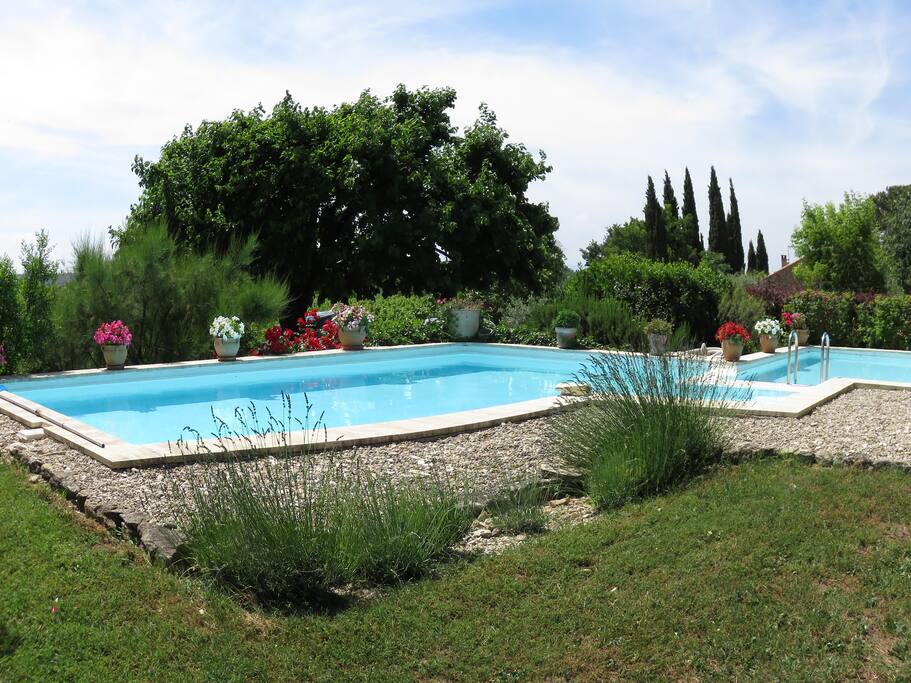 la baignade est autorisée dans notre piscine privée (les séances de bronzage se font sur le lieu du gite)