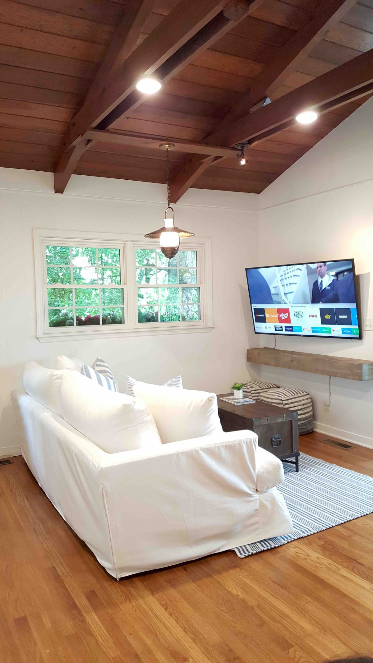 Charming lakefront cottage on Lake Lanier w/dock