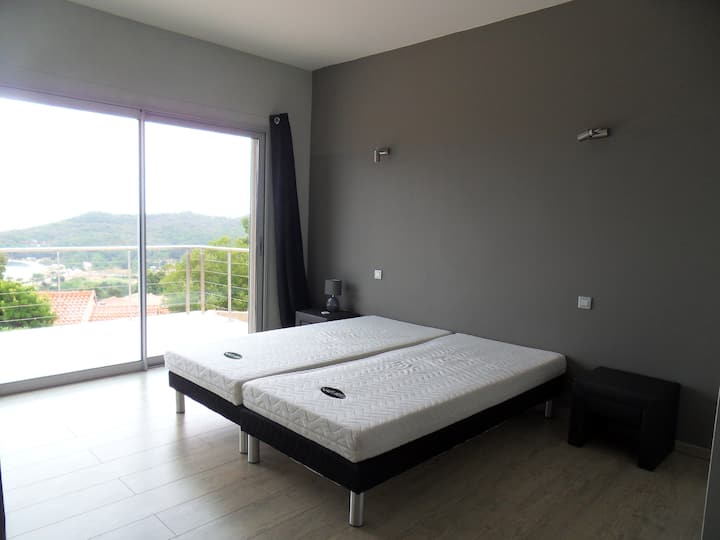 חדר שינה 3 : 2 מיטות יחיד