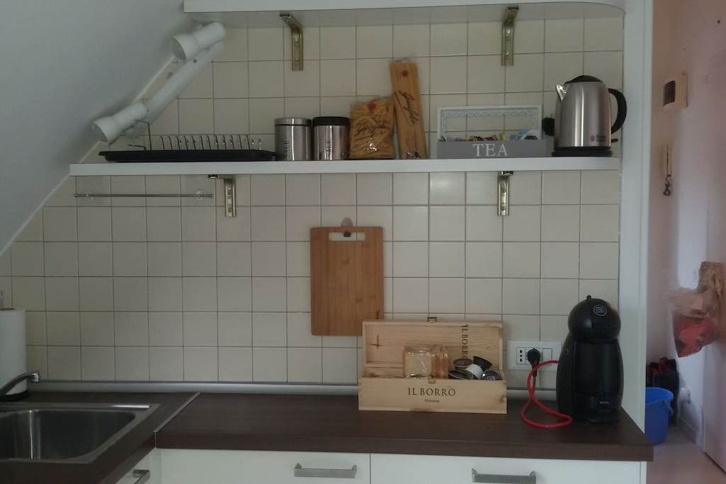 angolo cucina attrezzato con anche macchina per il caffè a cialde e bollitore