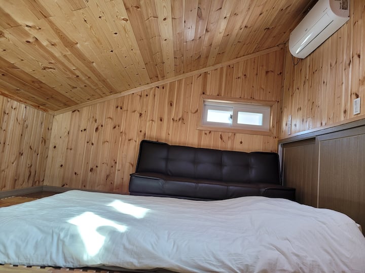 Kuna mkeka wa maji moto kwenye mkeka kwenye dari kwenye dari kwenye dari kwenye ghorofa ya pili (seti 1 ya duvet ya godoro la malkia kwa watu 2)