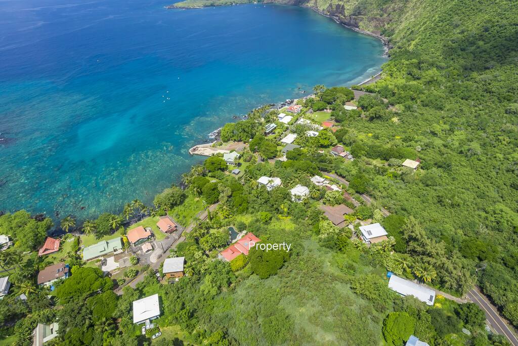 Aerial view of Pagoda House and its gardens - just across from the bay. Napoopoo Wharf is just across the street and up three lots.