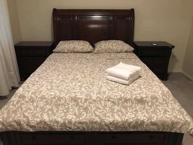 Spacious Queen bed (free parking + $0 CleaningFee)