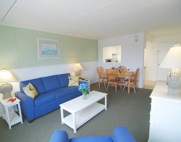 P'town condo near beach with two pools and hot tub