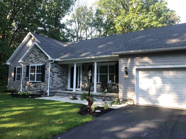 Beautiful Wooded Retreat-Convenient Location