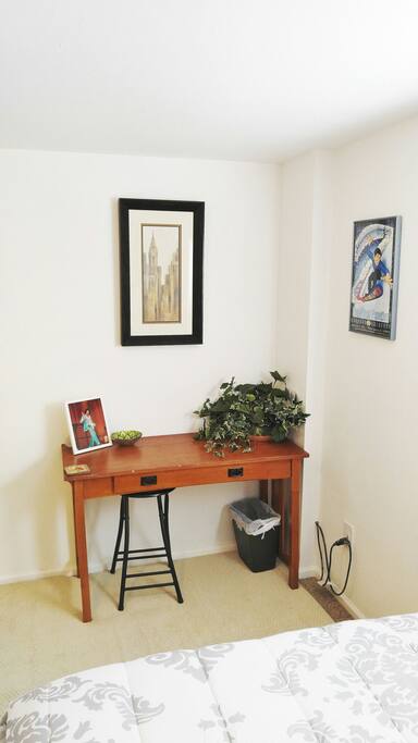 Laptop desk