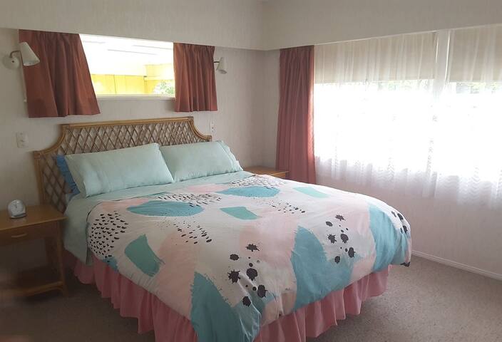 Papakura. Immaculate, safe home,  with  breakfast.