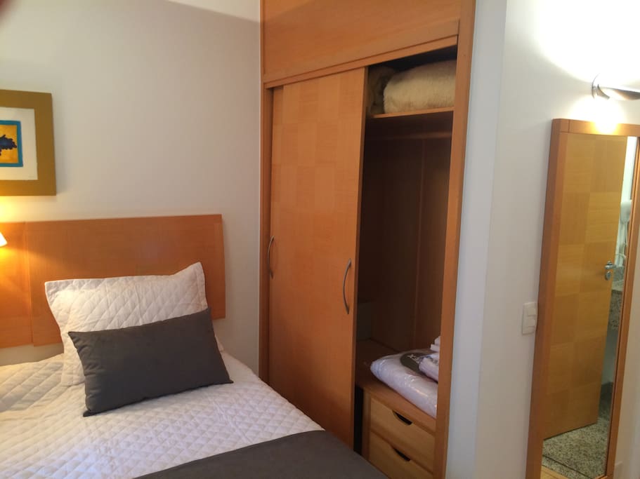 Cama e armário