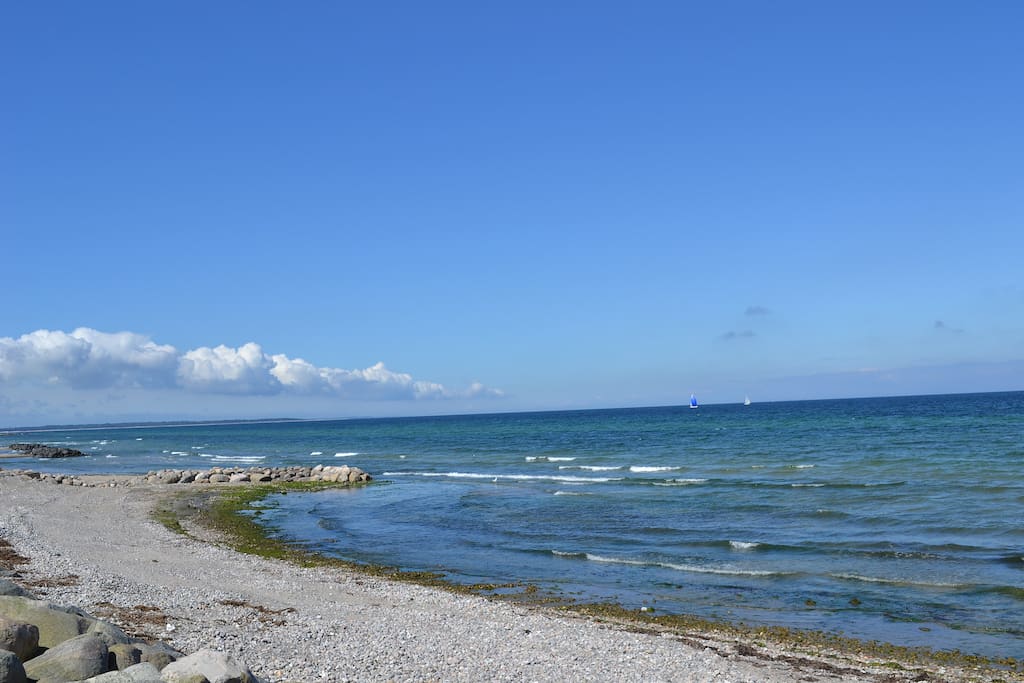 Sandstranden, der ligger 5 minutters gang fra huset