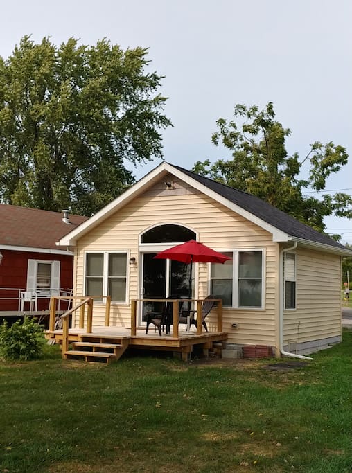 Airbnb Waterfront Niagara River Cottage