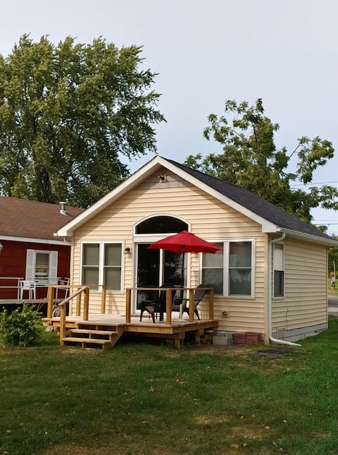 Waterfront Niagara River Cottage